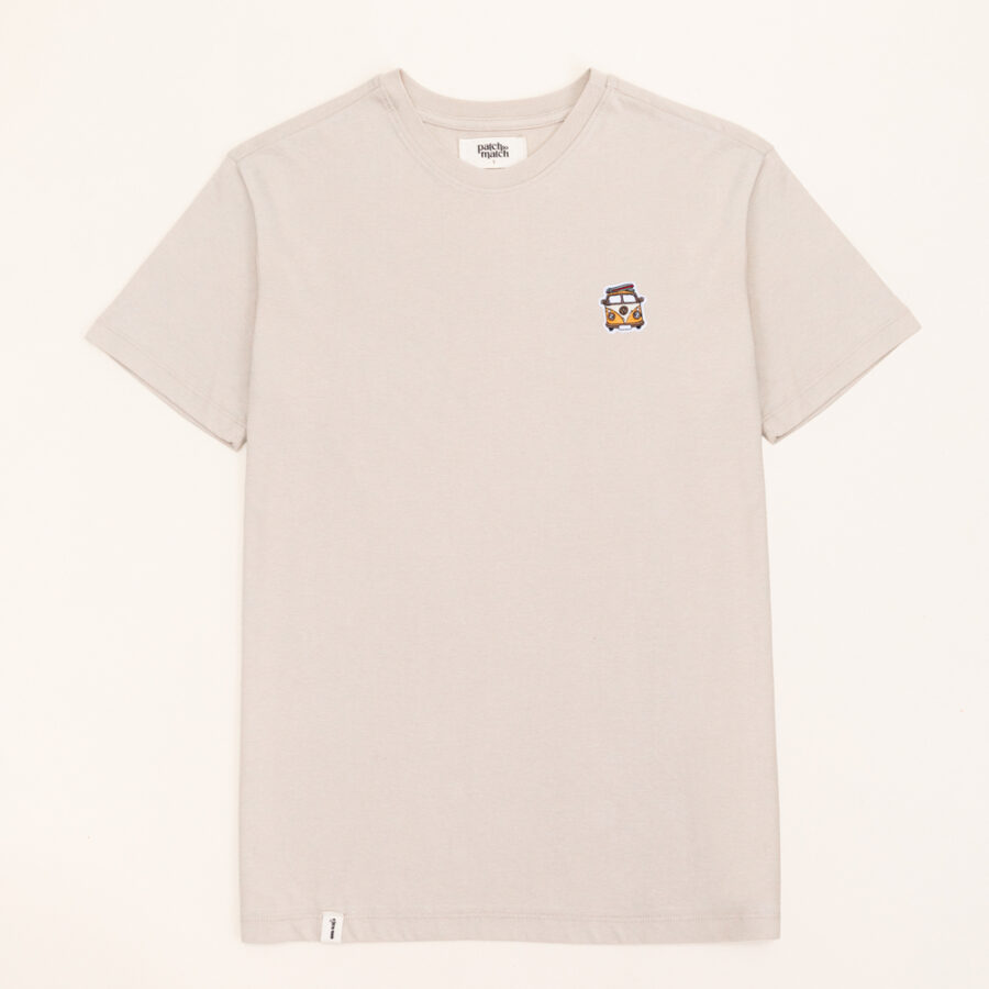 playera de algodón color beige con parche bordado con diseño de combie