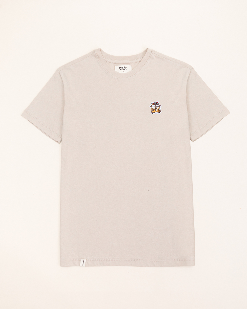 playera de algodón color beige con parche bordado con diseño de combie